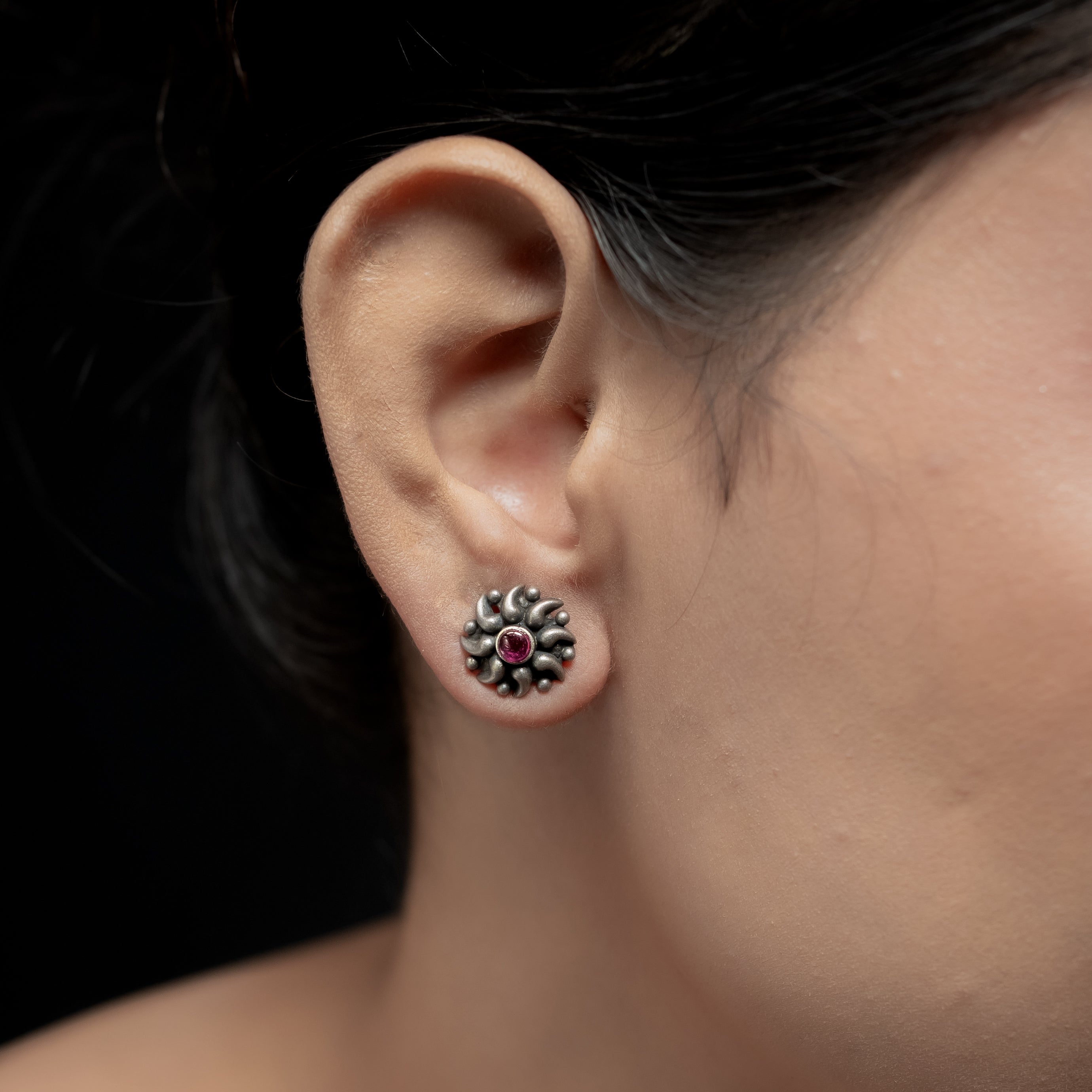 Gunjari Studs