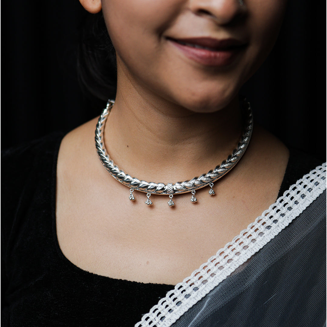 Shop Silver Paatra Hasuli Elegant Silver Jewellery | Ejaa