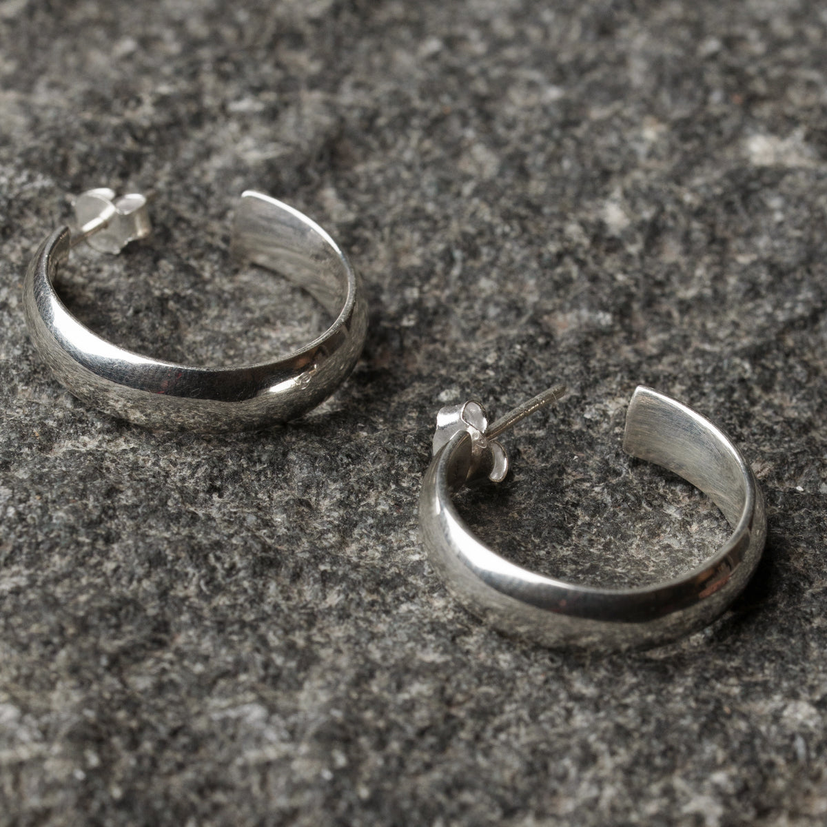 Urmi Hoops