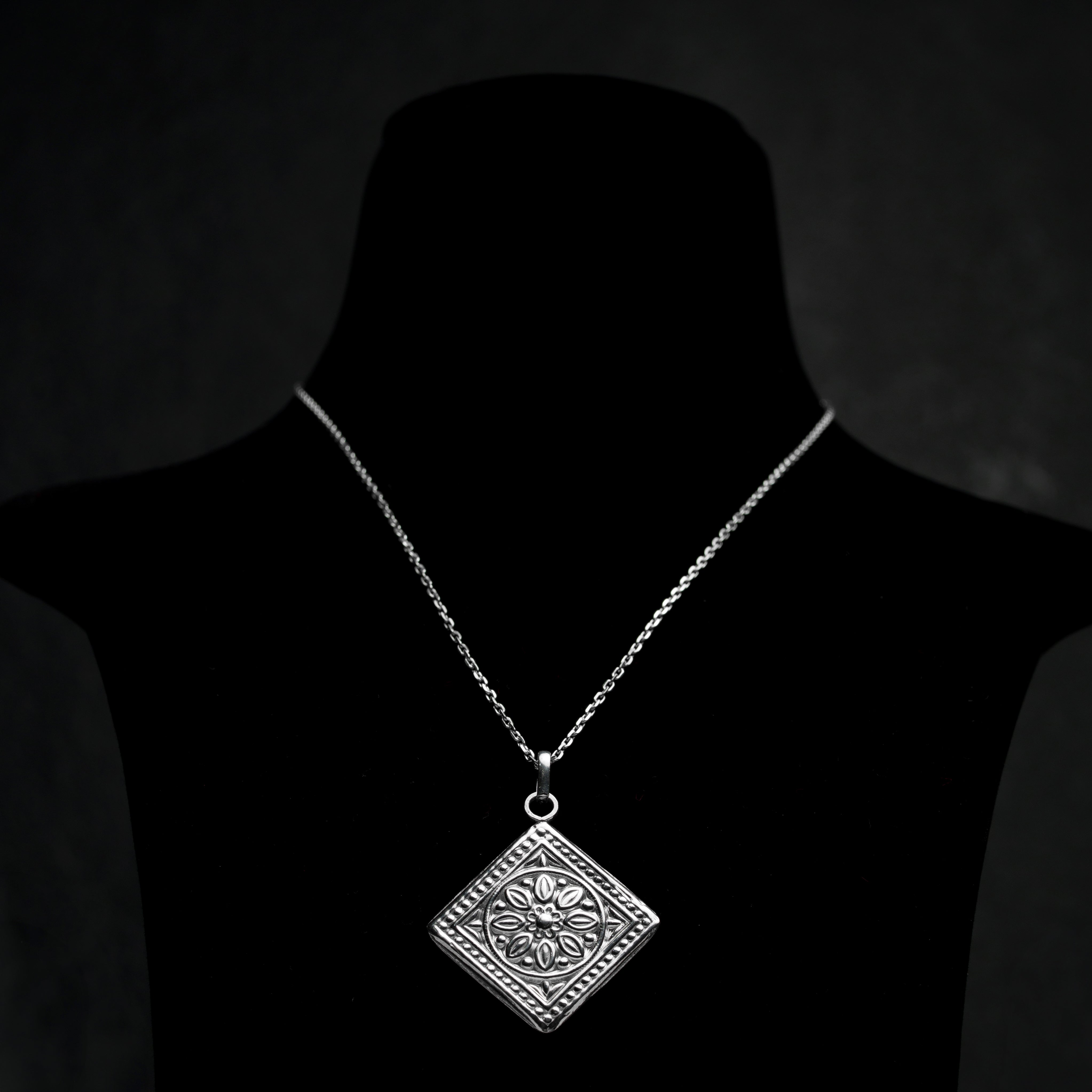 Heerphool Chain Pendent